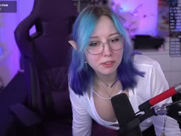 girl
        blue_mooncat cam image #3388152