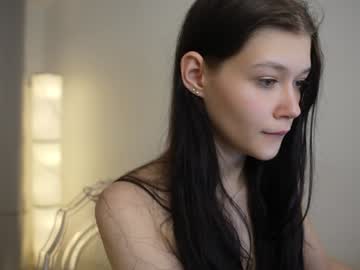 girl
        kelly_ember cam image #3880259