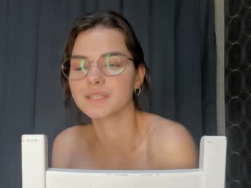 girl
        laurawhitea cam image #1664023