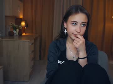 girl
        dieraalkins cam image #3280144