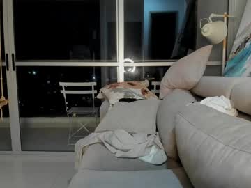 girl
        hollyshit_ cam image #3696345