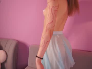 girl
        alisia_spinnet cam image #2208291