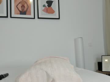 girl
        hell_lo cam image #2387589