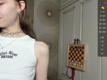girl
        happiness_call cam image #1683000