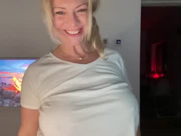 girl
        kiradivine cam image #20423